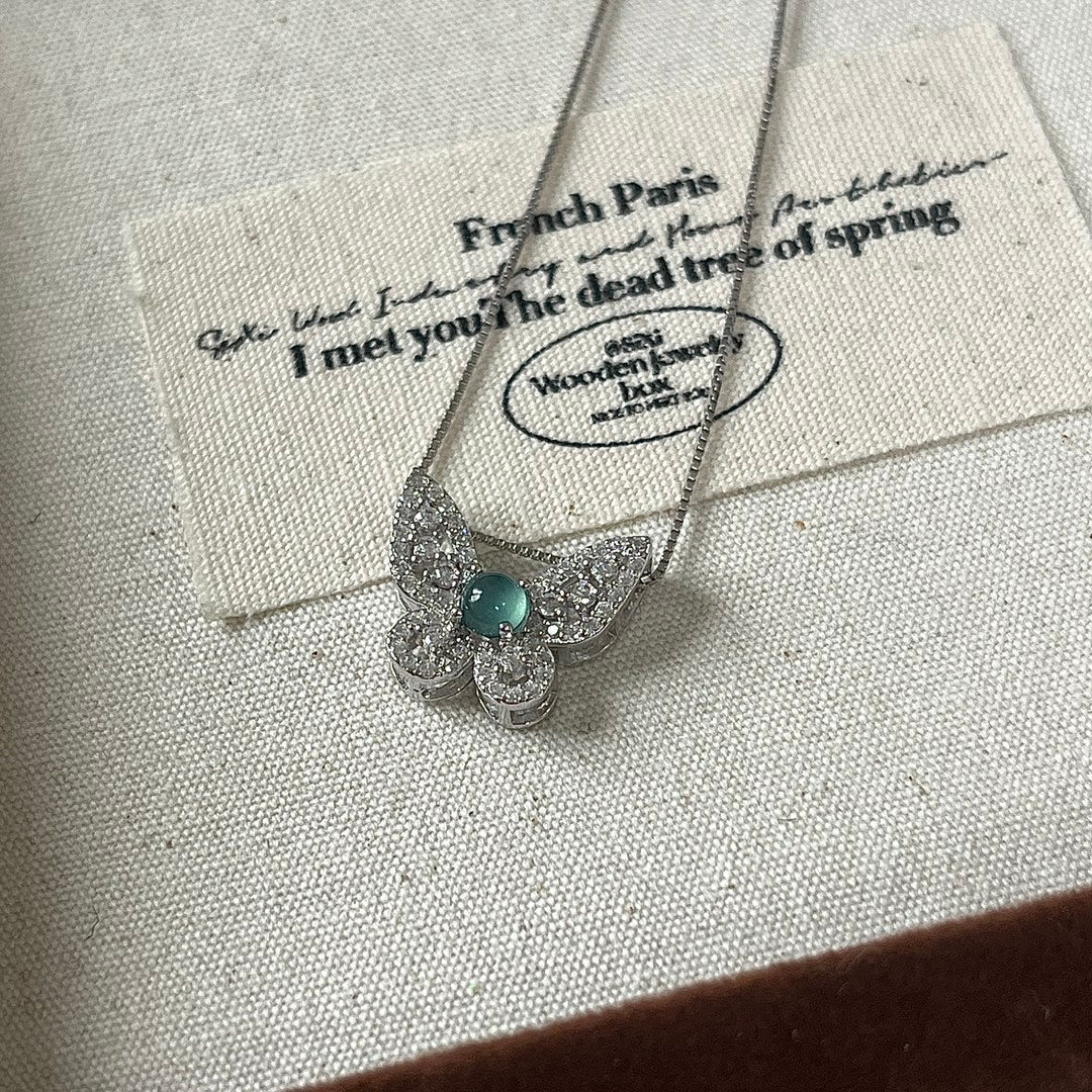 【蝶舞翠韵 Butterflies Dancing with Emerald Charm】